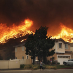 Residentes, y famosos, escapan de incendios en California