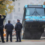 Autobús urbano cae en socavón en Pensilvania