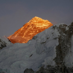 Nepalí bate récord al subir las 14 cumbres más altas del mundo en 189 días
