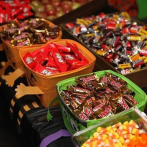 Expertos advierten de los riesgos para la salud del consumo excesivo de dulces en Halloween