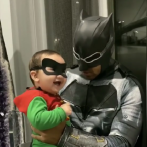 Romeo se disfraza de Batman y su hijo de Robin por Halloween