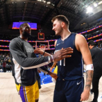 'Triple-dobles' de LeBron y Doncic, victoria para Lakers