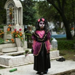 Mexicanos se encuentran con sus difuntos durante el Día de Muertos