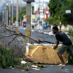 Las barricadas bloquean Puerto Príncipe y hasta la Policía las respeta