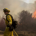 Obstinado incendio forestal avanza por el sur de California