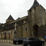 Derriban puerta de una catedral en Francia con un auto y roban sus tesoros