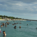 Cientos de personas abarrotaron las playas de Pedernales por fin de semana largo