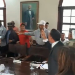 Alcalde de SFM y regidor se desafían a los puños en sesión del cabildo