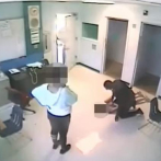 Policía escolar en la Florida golpea y lanza al suelo a adolescente de 15 años