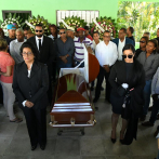 Decenas de personas con gran dolor se despiden de Fátima Guzmán, ultimada por su esposo en La Guáyiga
