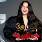 Rosalía reina en un Grammy Latino con reguetón y gestos de protesta por Chile