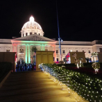 Familias disfrutan de los colores navideños del Palacio Nacional