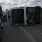 Decenas de turistas iban en autobús accidentado en Higüey; unidades aéreas y terrestres ofrecen asistencia