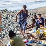 Bañistas de una playa en España ayudaron a migrantes exhaustos a desembarcar