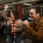 Alanis Morissette y Jimmy Fallon la lían en el Metro de Nueva York disfrazados de músicos callejeros