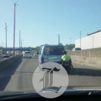 Video: Joven en silla de ruedas se remolca de minibús para trasladarse por Santo Domingo Norte