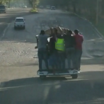Grupo arriesga su vida al trasladarse parado arriba de una camioneta en Santo Domingo Norte