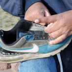 Caminar con zapatillas sin cordones, símbolo del sufrimiento del migrante