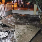 Explota tubería de acueducto de Santiago y causa daños a varias viviendas