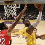 Lakers buscan alcanzar a Bucks; Harden y Simmons logran sendos triples-dobles
