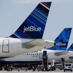 JetBlue va a compensar las emisiones contaminantes de sus vuelos en EEUU
