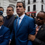 Guaidó y diputados opositores ingresan por la fuerza al Parlamento venezolano