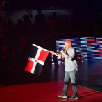 Con bandera en mano Fernando Villalona anima a los presentes en el Palacio de los Deportes