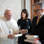 El papa recibe en audiencia privada al embajador Víctor Grimaldi y su familia