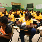 Los haitianos que estudian ocupan aulas que abandonan dominicanos