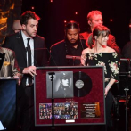 El Grammy se celebra entre señales de cambio y la sombra del escándalo