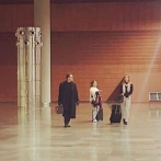 Luis Miguel y su novia caminan sin escoltas por el aeropuerto de Madrid