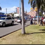 Miembros de la familia Rosario protestan a las afueras de entidad bancaria de La Feria