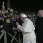 El papa invitó y saludó a la mujer a la que dio un manotazo tras ser agarrado