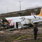 Avión se sale de pista en Estambul, se parte y deja tres muertos
