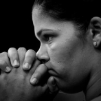 Familiares y compañeras de Prisilla Rivera la acompañan en el velatorio de su hija
