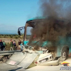 Al menos dos muertos en choque de autobús y un carro en carretera Azua-Baní