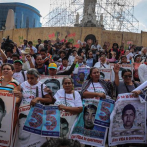 Desalojan estudiantes y familiares de los 43 desaparecidos de Ayotzinapa, México