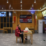 Con restaurantes vacíos por coronavirus, repartidores ocupan calles en China