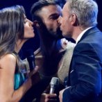 Ricky Martin le roba un beso al presentador de Viña del Mar