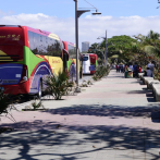 Decenas de autobuses estacionados en el Malecón en espera de pasajeros apoyan a Danilo Medina