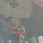 Video: Bomberos del Distrito Nacional rescatan niño de un balcón