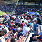 Con sombrilla, pizzas y cervezas, fanáticos abarrotaron el Estadio Quisqueya para apoyar el “Dominican Game”