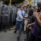 Guaidó choca contra un muro de policías, mientras el chavismo enseña músculo