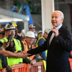 Biden le dice mentiroso a un obrero en Michigan