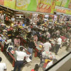 Cientos de compradores siguen abarrotando los supermercados de la capital