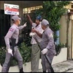 Suspenden agentes de la PN que apresaron hombre cuando buscaba comida durante toque de queda
