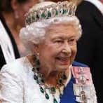 Isabel II envía un mensaje de felicitación a Johnson por su nueva paternidad