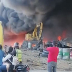 Se incendia taller de chatarras en Santo Domingo Este