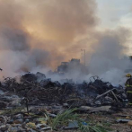 Fuego destruye parte de un almacén de chatarras de vehículos en SDE