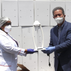 Leonel dona lámparas desinfectantes y ventiladores a hospital de Salcedo para luchar contra el coronavirus